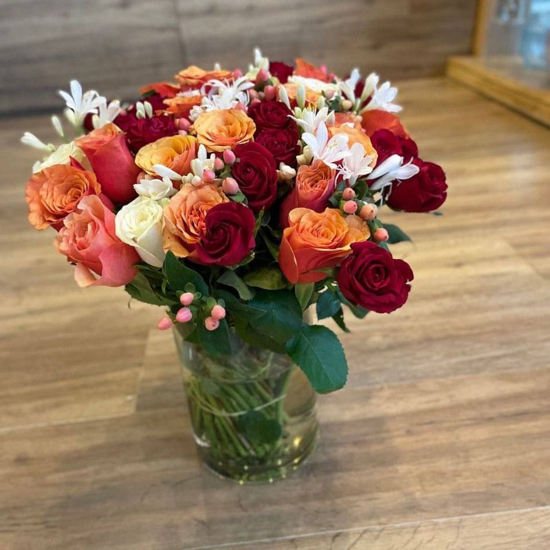 Glass Vase with Mixed Roses Glass Vase with Mixed Roses
